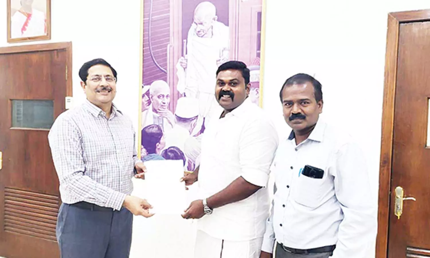 தென்காசி வழியாக பெங்களூருக்கு சிறப்பு ரெயில் இயக்க வேண்டும்-தெற்கு ரெயில்வே பொது மேலாளரிடம் ராஜா எம்.எல்.ஏ. கோரிக்கை தென்காசி வழியாக பெங்களூருக்கு சிறப்பு ரெயில் இயக்க வேண்டும்-தெற்கு ரெயில்வே பொது மேலாளரிடம் ராஜா எம்.எல்.ஏ. கோரிக்கை