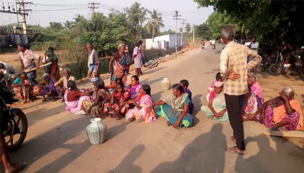 பெரிய சோளிபாளையத்தில்சுத்தமான குடிநீர் வழங்கக்கோரி பொதுமக்கள் சாலை மறியல் பெரிய சோளிபாளையத்தில்சுத்தமான குடிநீர் வழங்கக்கோரி பொதுமக்கள் சாலை மறியல்