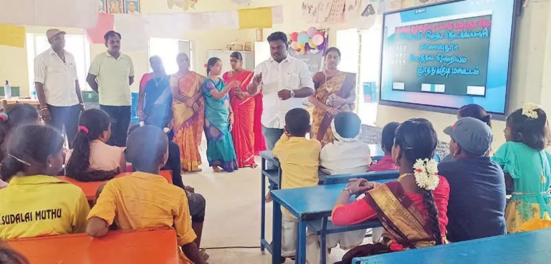 கயத்தாறு அருகே ஊராட்சி ஒன்றிய தொடக்கப்பள்ளிக்கு ரூ.2 லட்சம் மதிப்பில் ஸ்மார்ட் போர்டு கயத்தாறு அருகே ஊராட்சி ஒன்றிய தொடக்கப்பள்ளிக்கு ரூ.2 லட்சம் மதிப்பில் ஸ்மார்ட் போர்டு