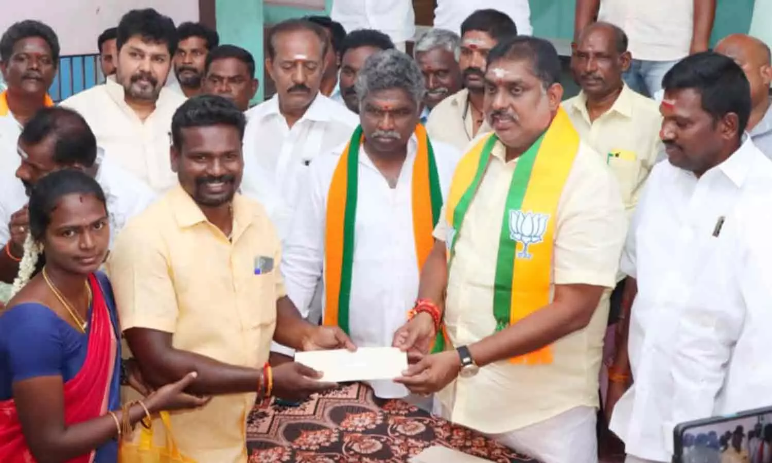 பயனாளிகளுக்கு வீடு கட்ட பணி ஆணை பயனாளிகளுக்கு வீடு கட்ட பணி ஆணை