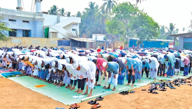 பரமத்திவேலூரில்ரமலான் பண்டிகையை முன்னிட்டு சிறப்பு தொழுகை பரமத்திவேலூரில்ரமலான் பண்டிகையை முன்னிட்டு சிறப்பு தொழுகை