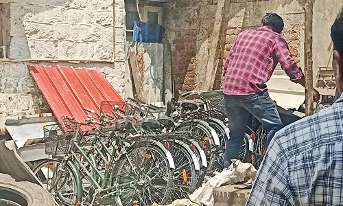 கொடைக்கானலில் மாணவர்களின் இலவச சைக்கிள்கள் விற்பனை - அதிகாரிகள் விசாரணை