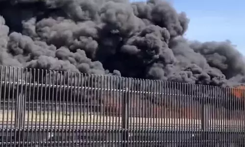 லண்டனில் கார் மோதியதில் டேங்கர் லாரி வெடித்து சிதறியது-டிரைவர் பலி