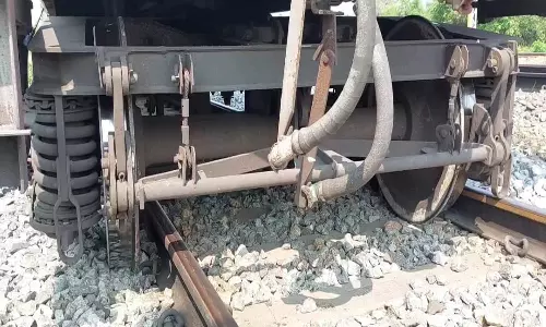 சரக்கு ரெயில் தடம் புரண்டது