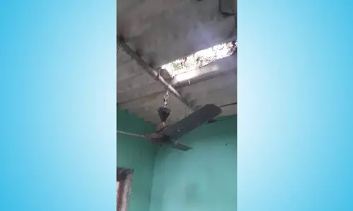 அச்சமங்கலம் கிராமத்தில் இடி தாக்கி வீடு எரிந்தது