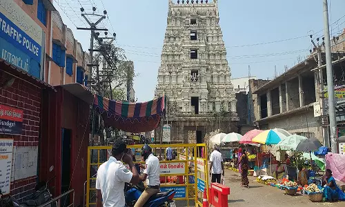 போக்குவரத்துக்கு இடையுறாக உள்ளபேரிகார்டுகளை அகற்ற வியாபாரிகள் மனு