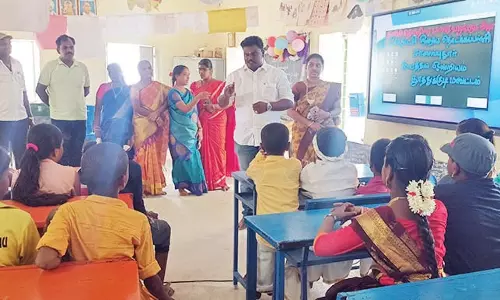 கயத்தாறு அருகே ஊராட்சி ஒன்றிய தொடக்கப்பள்ளிக்கு ரூ.2 லட்சம் மதிப்பில் ஸ்மார்ட் போர்டு