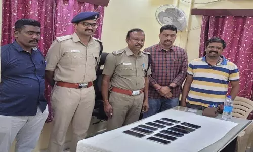 ரெயில்களில் திருடிய 12 செல்போன்கள் பறிமுதல்