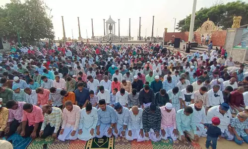 புதுவை கடற்கரை காந்தி திடலில் ரம்ஜான் சிறப்பு தொழுகை