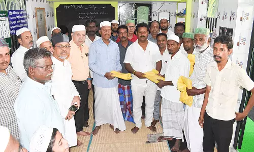 ரம்ஜான் பண்டிகையையொட்டி   கடலூரில் முஸ்லிம்களுக்கு வேட்டி-சேலை:   மாநகராட்சி கவுன்சிலர் பிரகாஷ் வழங்கினார்