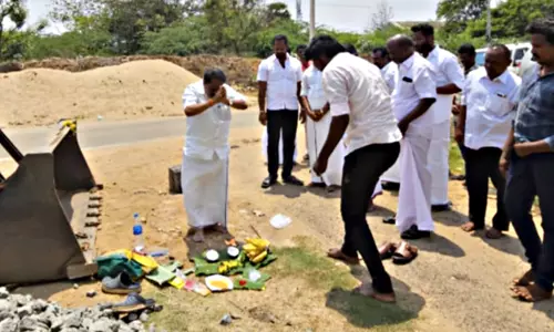 பேவர் பிளாக் சாலை அமைக்க பூமிபூஜை