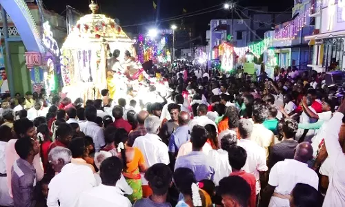 வெள்ளி தேர் இழுத்து பக்தர்கள் வழிபாடு