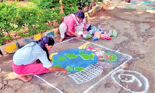 இன்று உலக புவி தினம்- மாவட்ட அறிவியல் மையத்தில் ரங்கோலி போட்டி