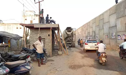 4 வழி சாலை சர்வீஸ் ரோடுகளில்  பயணியர் நிழற்குடைகள்