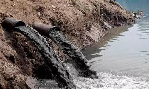 நிரம்பி வெளியேறும் சாக்கடை கழிவுநீர்