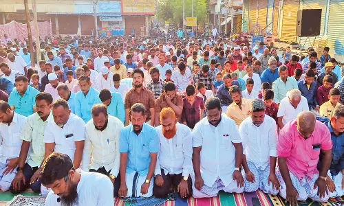 ரம்ஜான் பண்டிகை கொண்டாட்டம்: நெல்லையில், இஸ்லாமியர்கள் சிறப்பு தொழுகை- திரளானோர் பங்கேற்பு