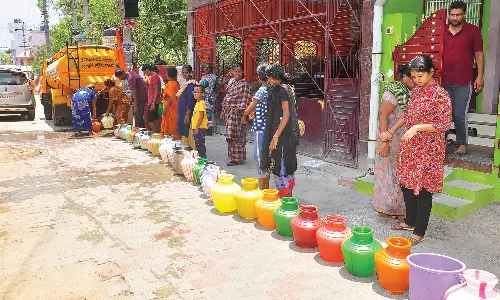 நாகர்கோவில் மாநகராட்சியில் பொதுமக்களுக்கு லாரிகள் மூலம் குடிநீர் விநியோகம்