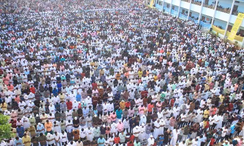 கோவையில் ஒரே இடத்தில் ஆயிரக்கணக்கானோர் ஒன்று கூடி ரம்ஜான் தொழுகை