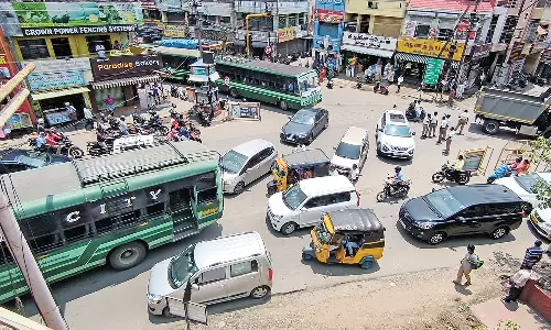 மேட்டுப்பாளையத்தில் கடும் போக்குவரத்து நெரிசல்