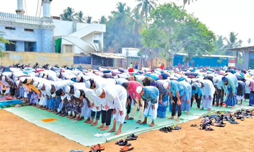 பரமத்திவேலூரில்ரமலான் பண்டிகையை முன்னிட்டு சிறப்பு தொழுகை