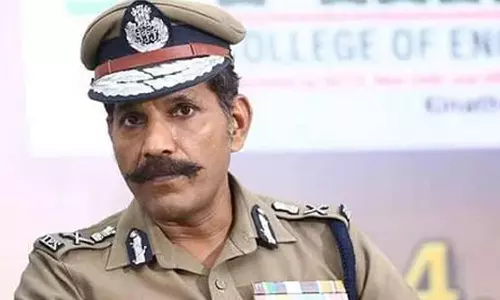 சாலையில் தவித்த மூதாட்டிக்கு உதவிய மாம்பலம் போலீஸ்காரருக்கு டி.ஜி.பி. சைலேந்திரபாபு நேரில் பாராட்டு