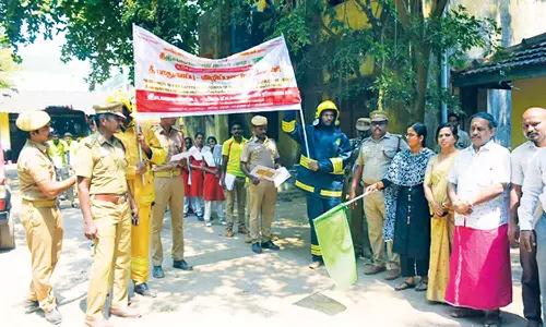 மயிலாடுதுறையில், தீத்தொண்டு வார விழிப்புணர்வு பேரணி