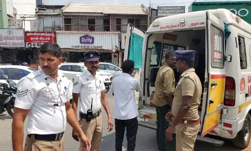 பார்வையற்ற முதியவரை மருத்துவமனைக்கு அனுப்பி வைத்த போலீசார்