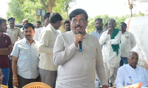 ரூ. 21 லட்சம் மதிப்புள்ள வெள்ளி விளக்குகள் பறிமுதல் - அமைச்சர் மீது வழக்குப் பதிவு.. போலீஸ் அதிரடி!