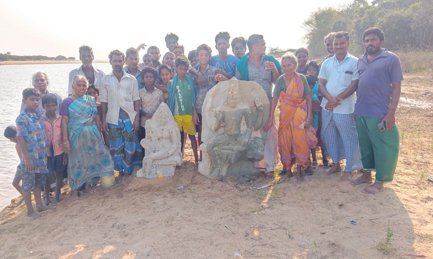 கொள்ளிடம் ஆற்றில் 2 சுவாமி சிலைகள் கண்டெடுப்பு