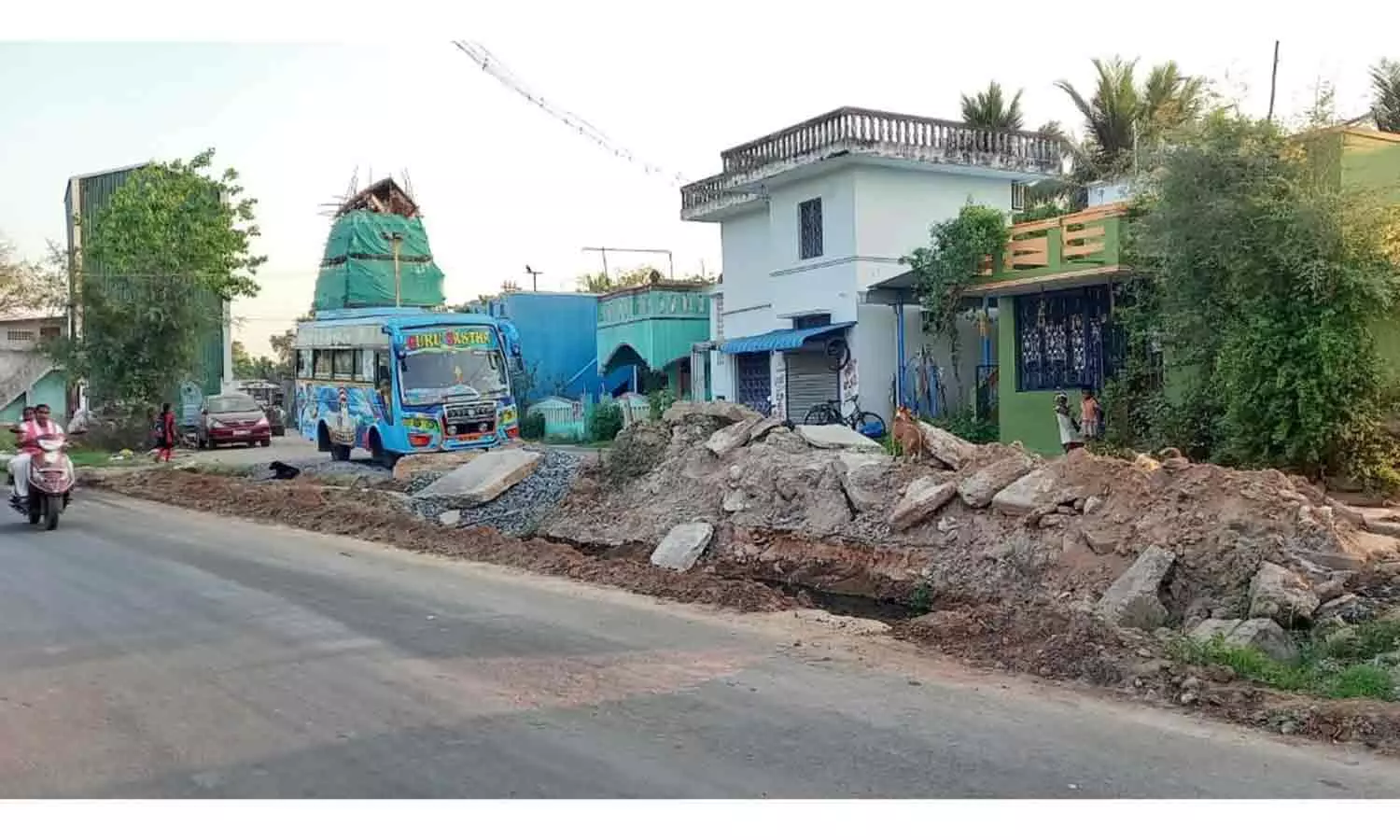 கழிவு நீர் வாய்க்கால் அமைக்கும் பணி பாதியில் நிறுத்தம் கழிவு நீர் வாய்க்கால் அமைக்கும் பணி பாதியில் நிறுத்தம்