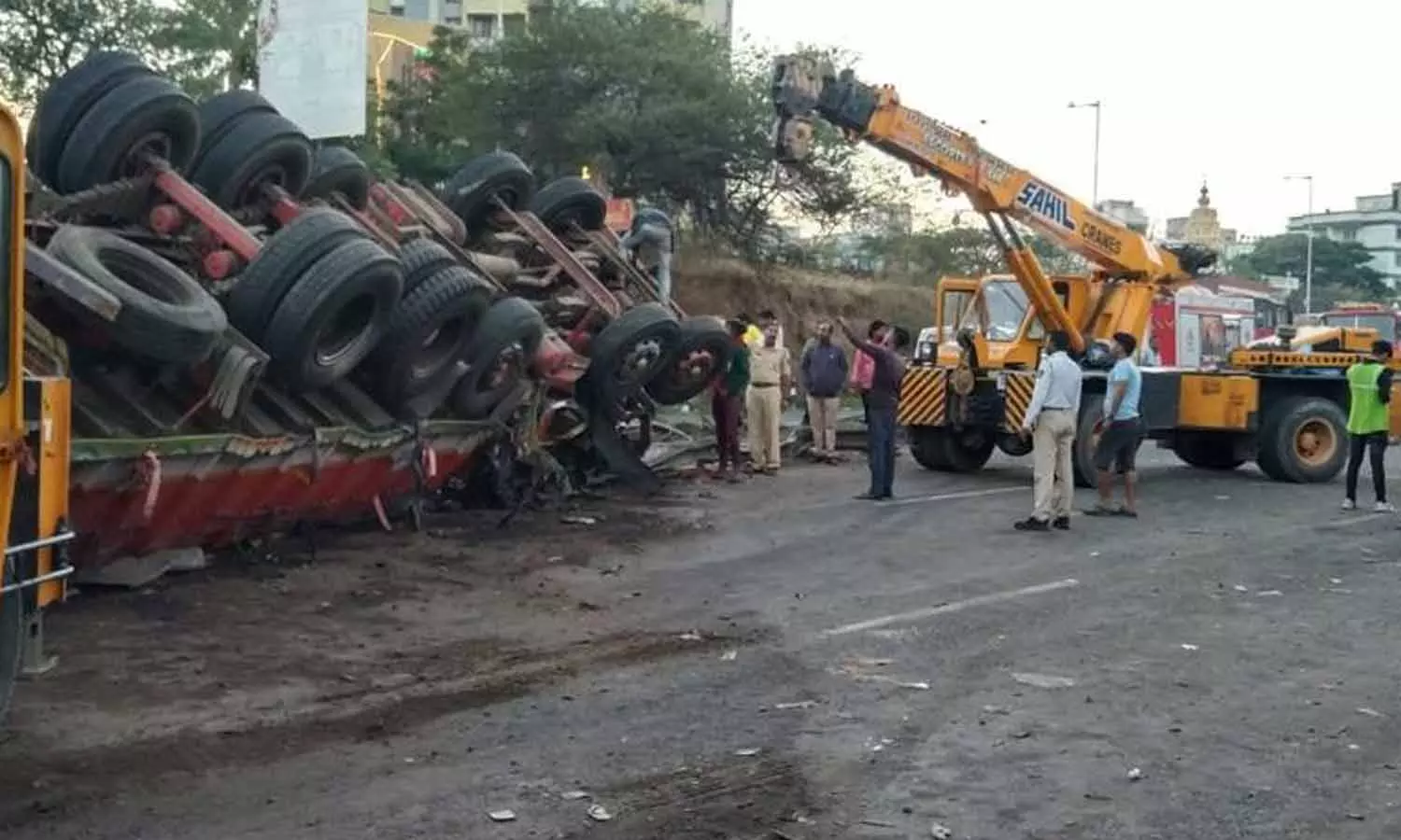 மகாராஷ்டிராவில் பஸ் மீது லாரி மோதி 4 பேர் பலி மகாராஷ்டிராவில் பஸ் மீது லாரி மோதி 4 பேர் பலி