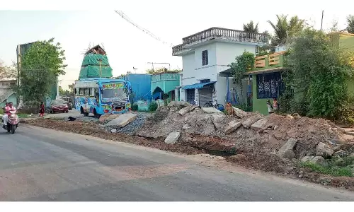 கழிவு நீர் வாய்க்கால் அமைக்கும் பணி பாதியில் நிறுத்தம்