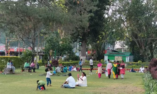 கோடை விடுமுறையை முன்னிட்டு ஏற்காட்டில் குவிந்த சுற்றுலா பயணிகள்