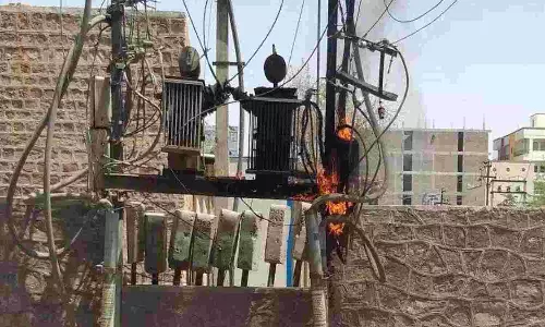 மின்மாற்றி வெடித்து 2 பேர் காயம்