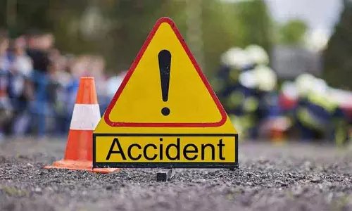 பைக் மீது கார் மோதி கணவன், மனைவி பலி