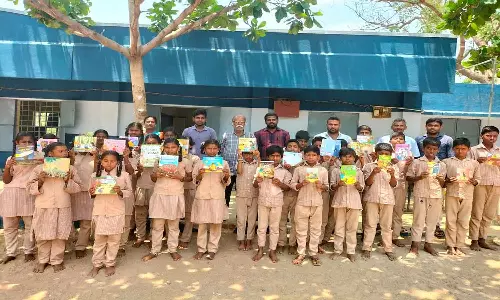 புத்தகம் வழங்கும் விழா