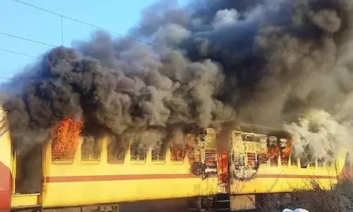 மத்திய பிரதேசத்தில் 2 ரெயில் பெட்டிகள் தீப்பிடித்து எரிந்தன