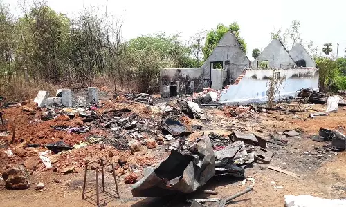 தனியார் பள்ளி ஆசிரியையின் வீடு முற்றிலும் எரிந்து சேதம்