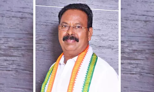 களக்காட்டில் சூறைக்காற்றால் வாழைகள் சேதம்:பாதிக்கப்பட்ட விவசாயிகளுக்கு இழப்பீடு வழங்க வேண்டும்- ரூபிமனோகரன் எம்.எல்.ஏ. வலியுறுத்தல்