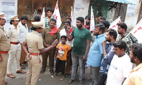 அனுமதியின்றி மது விற்ற டாஸ்மாக் பாருக்கு பூட்டு போட்டு போராட்டம்