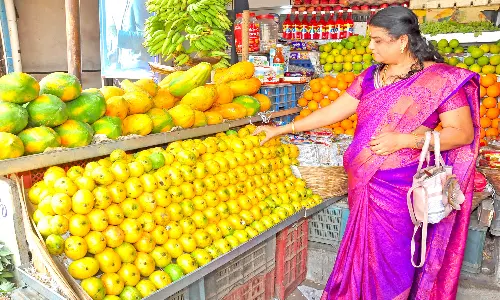குமரி மாவட்டத்தில் கோடை வெயில் கொளுத்துவதால் இளநீர், நுங்கு மற்றும் பழங்களின் விலை அதிகரிப்பு