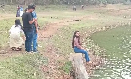 ஊட்டியில் ஆபத்தை உணராமல்  செல்பி எடுக்கும் சுற்றுலா  பயணிகள்