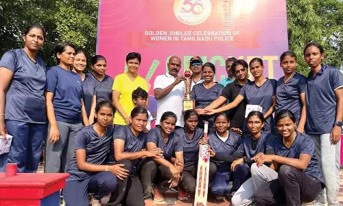 கோவையில் பெண் போலீசார் பங்கேற்ற கிரிக்கெட் போட்டி