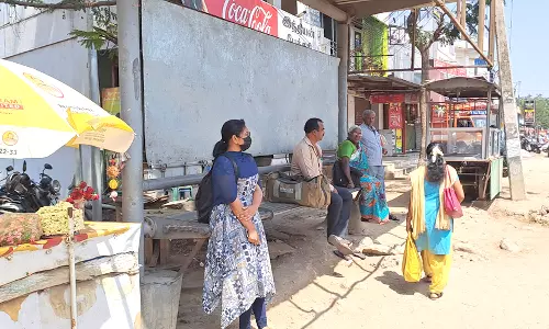 சுந்தராபுரம் அருகே பயணிகள் இருக்க முடியாத நிலையில் காணப்படும் பஸ் நிழற்குடை