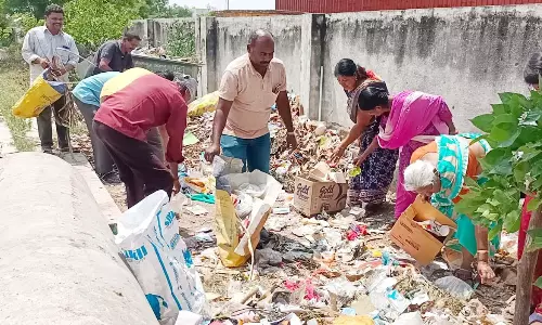 தூய்மை பணியாளர்கள் அகற்றாததால் தேங்கிய குப்பை கழிவுகளை அகற்றிய பொதுமக்கள்