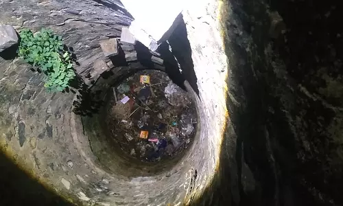 கிணற்றில் மிதந்த சாக்கு மூட்டையில் இருந்து துர்நாற்றம் வீசியதால் பரபரப்பு