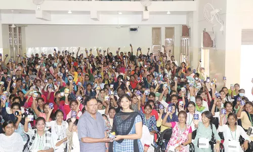 பள்ளி, கல்லூரியில் பயிலும்740 மாணவிகளுக்கு கை கடிகாரங்கள்