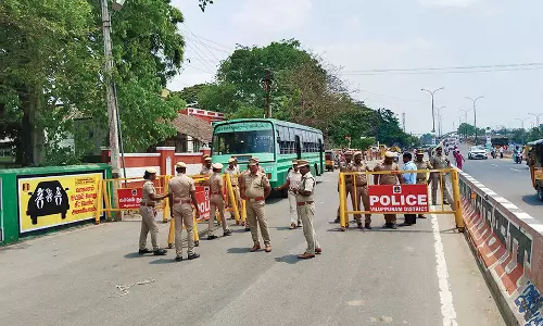 திண்டிவனத்தில் பாலியல் தொல்லை: தலைமை ஆசிரியரை சிறையில் அடைக்க கோரி மாணவியின் உறவினர்கள் போலீஸ் நிலையத்தை முற்றுகை