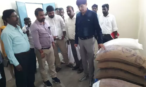 ரேஷன் கடைகளில் பொதுமக்களுக்கு சரியான அளவில் பொருட்கள் வழங்கப்படுகிறதா? அதிகாரி திடீர் ஆய்வு