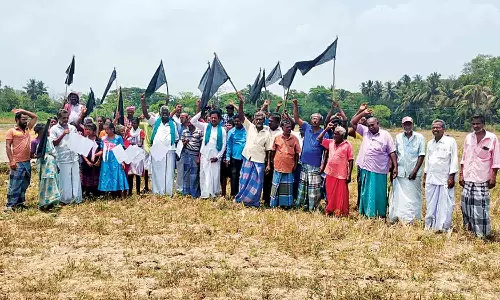 மயிலாடுதுறையில், கருப்பு கொடியுடன் விவசாயிகள் ஆர்ப்பாட்டம்